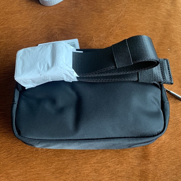 Everywhere Belt Bag Black - Leather Lululemon Logo - Picture 2 of 3